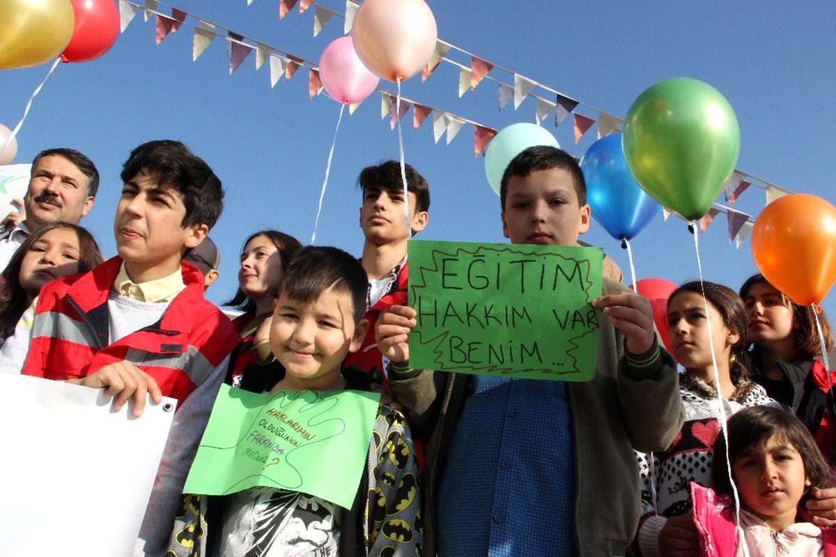 Çocuklar hakları için yürüdü, balon uçurdu