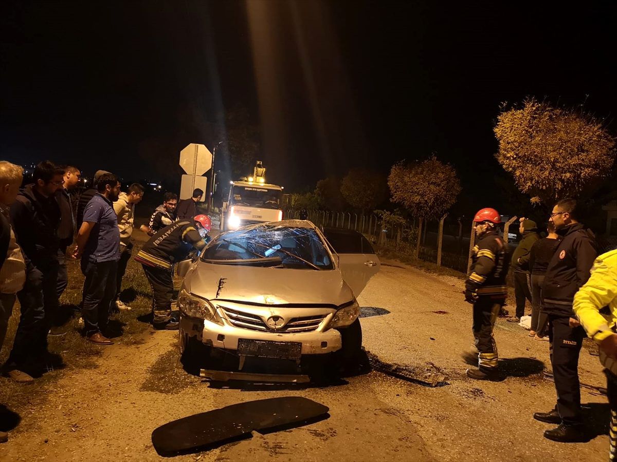 Denizli\'de devrilen otomobildeki 3 kişi yaralandı