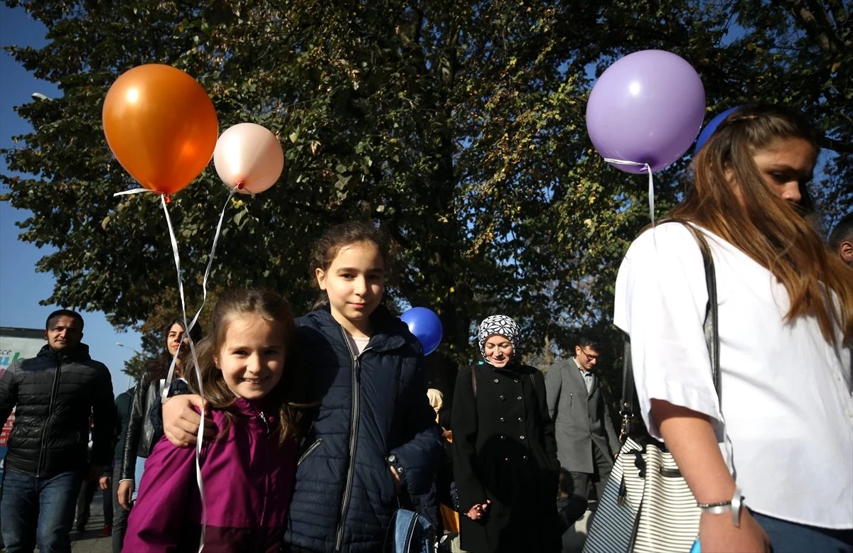 Düzce\'de çocuklar haklarına renkli balonlar uçurarak dikkati çekti