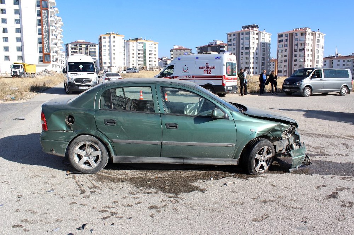 Elazığ\'da iki otomobil çapıştı: 12 yaralı