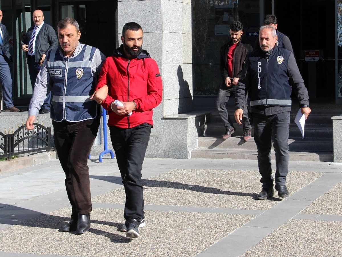 Eve kilitleyip işkence yaptıktan sonra bacağından vurup gasp ettiler