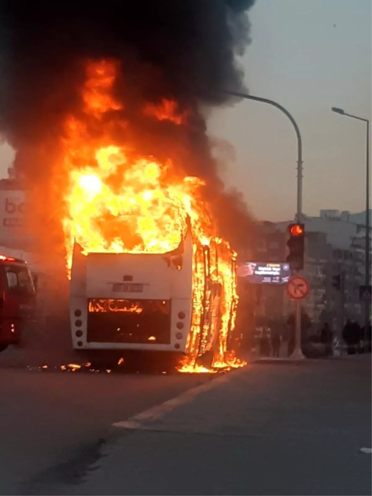 Hatay\'da servis aracı alevlere teslim oldu