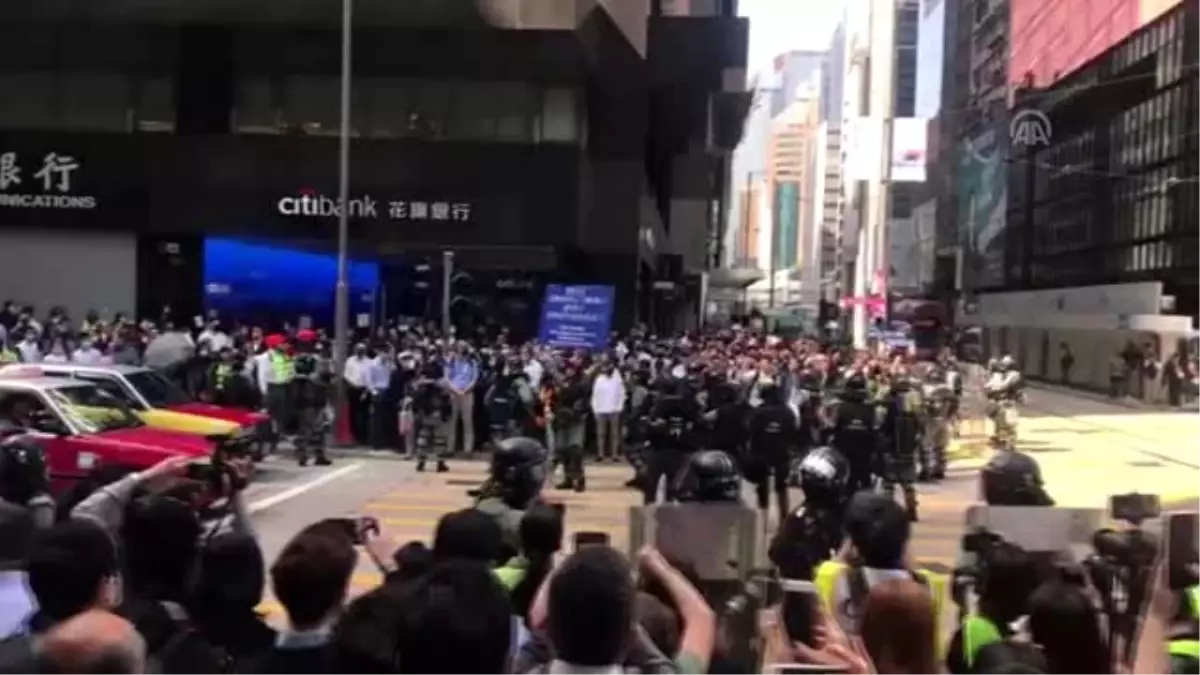 Hong Kong\'da protestolar sürüyor