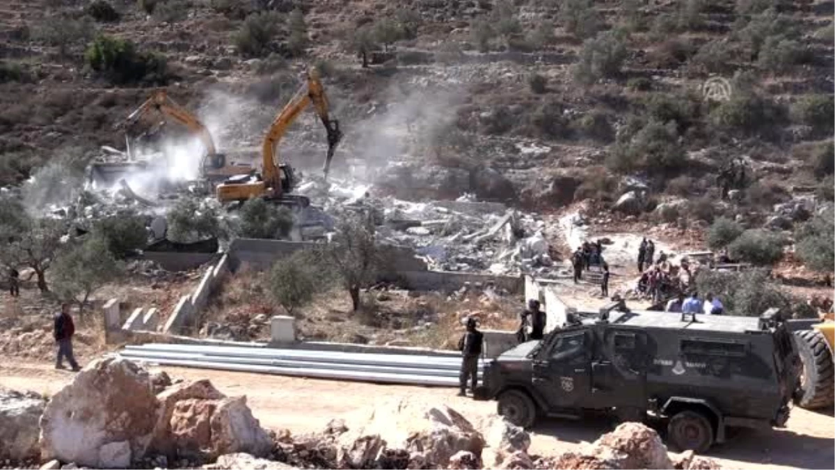 İsrail askerleri Batı Şeria\'da bir Filistinlinin iki evini yıktı (2)
