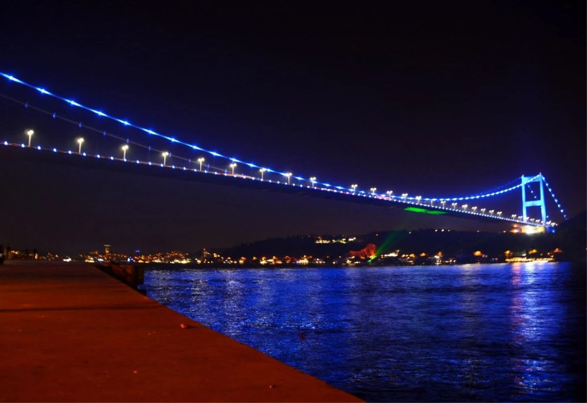 İstanbul\'un simgeleri, çocuklar için maviye büründü