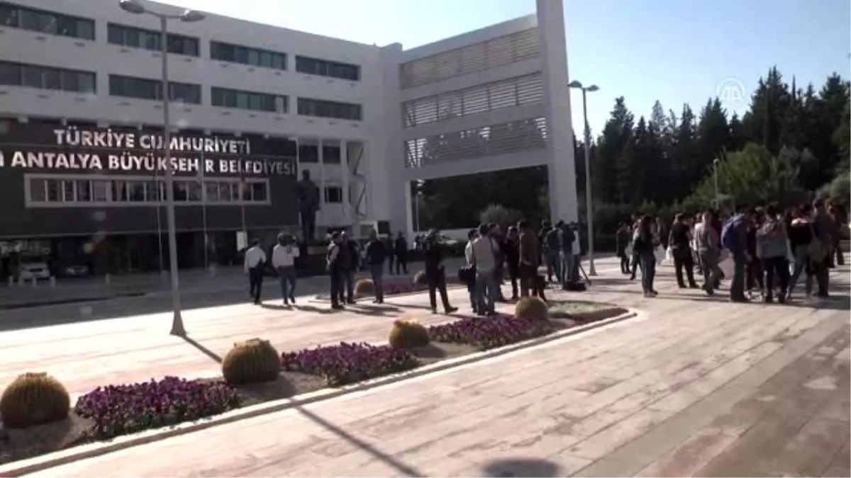 İşten çıkarılan tiyatrocular için protesto