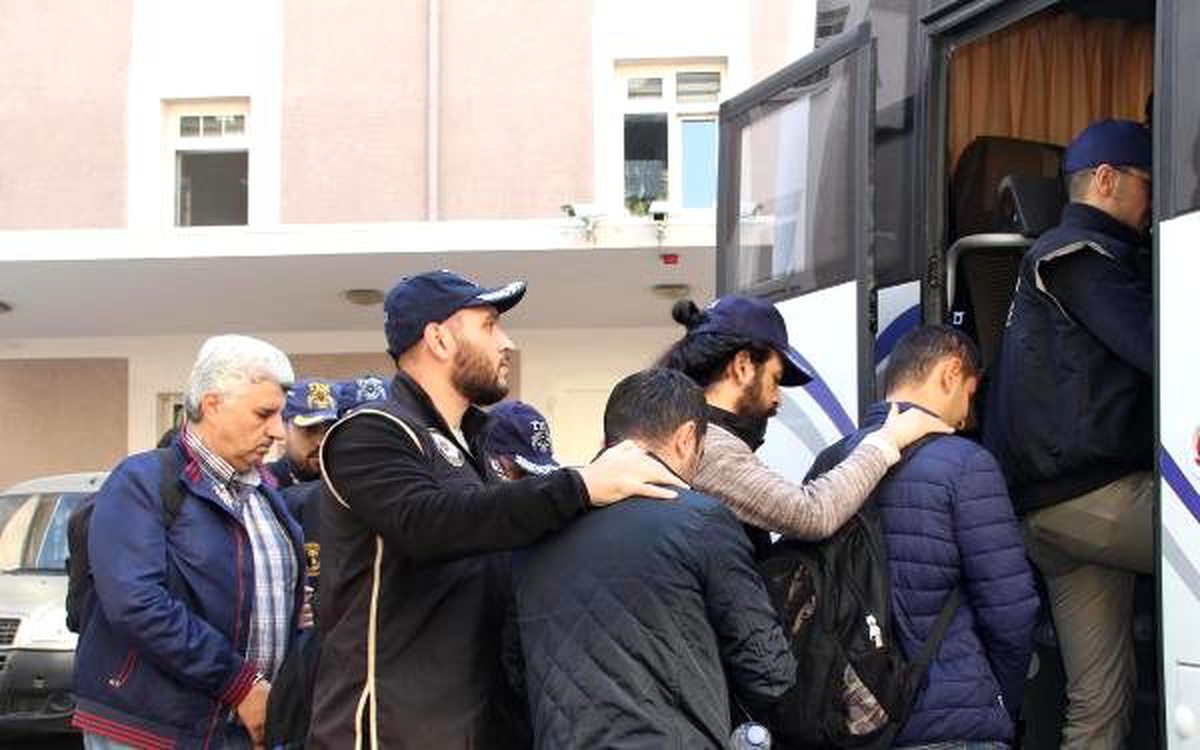 İzmir merkezli FETÖ operasyonunda 17 şüpheli adliyede