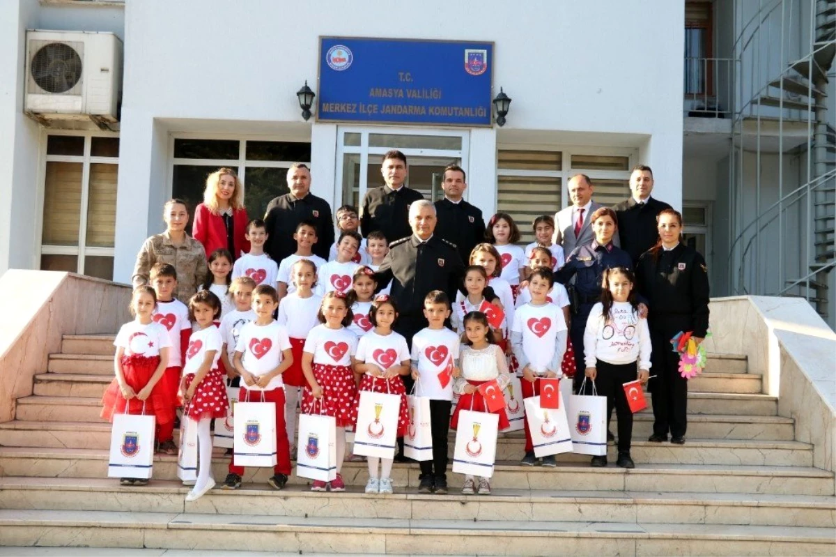 Jandarma, \'Dünya Çocuk Hakları Günü\'nde öğrencileri konuk etti