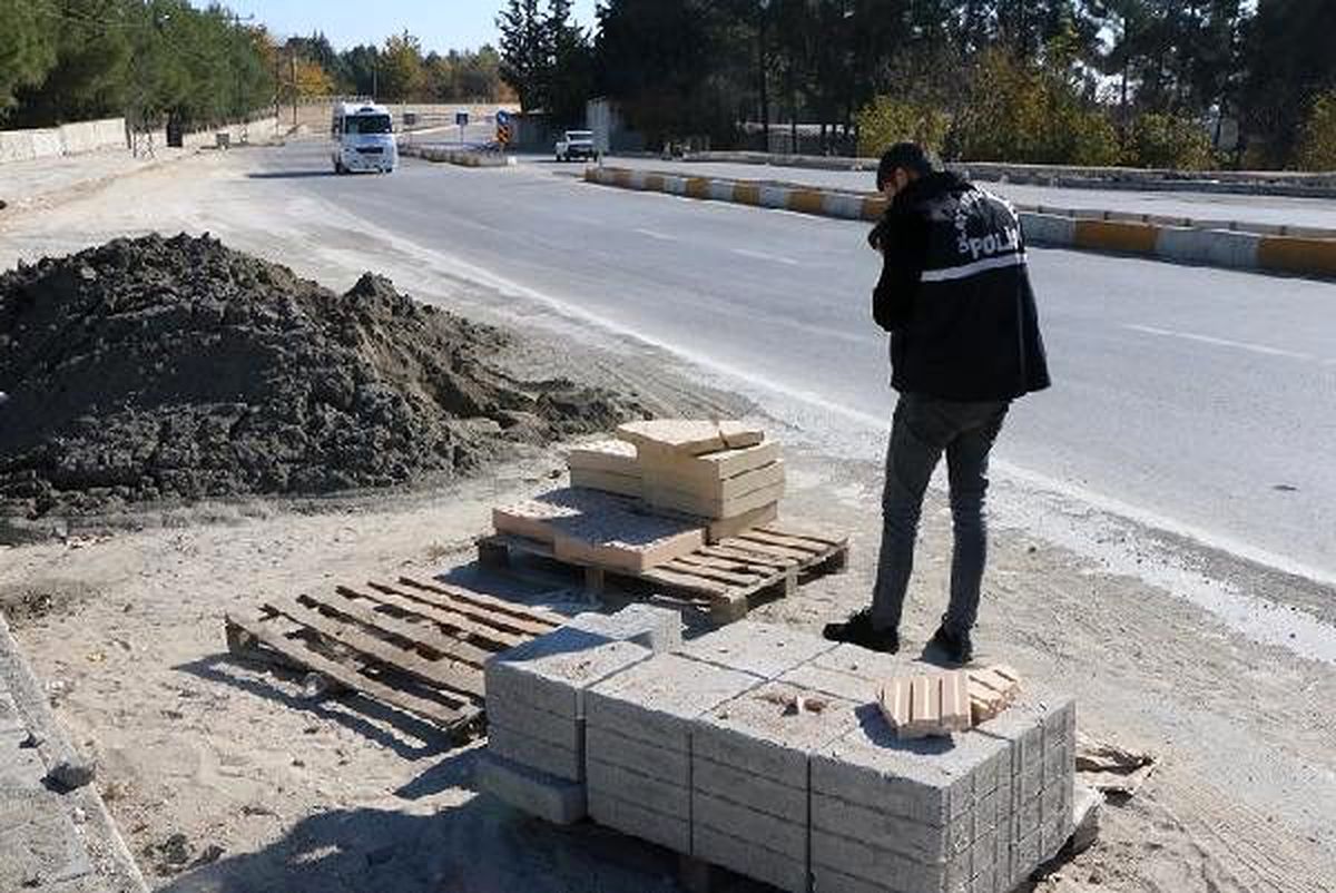 Kaldırım taşlarını çalarken yakalandı