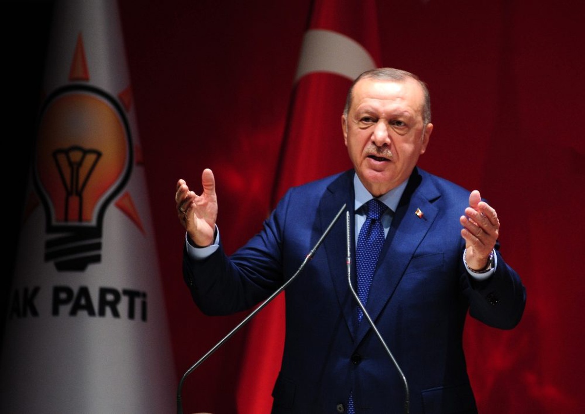 "Kendi ülkesini küresel sermayeye kötülüyor"
