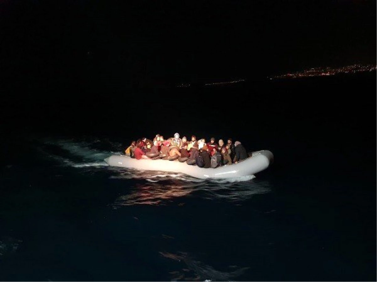 Kuşadası\'nda radardan tespit edilen 55 göçmen yakalandı