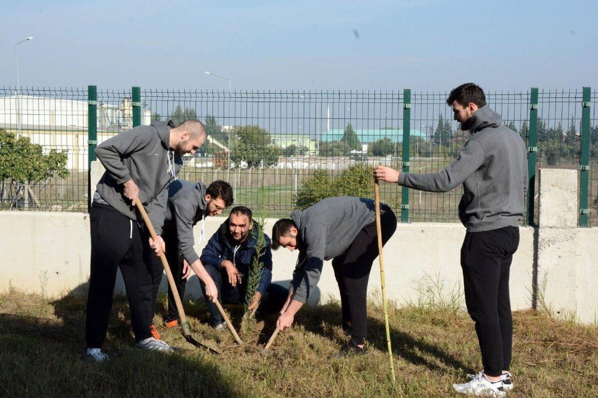 Manisa Büyükşehir\'in dev adamları attıkları basket kadar fidan dikti