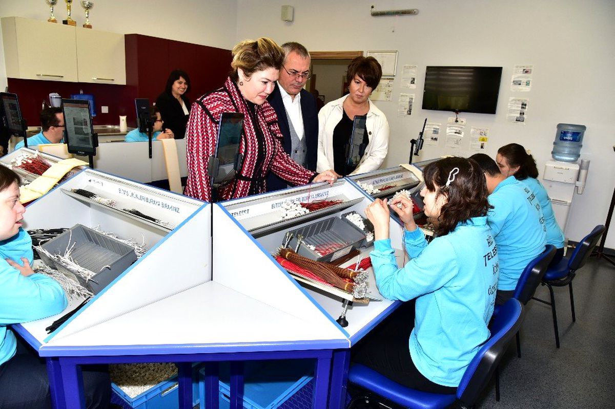Manisa\'da 55 zihinsel engelli sanayi için üretim yapıyor