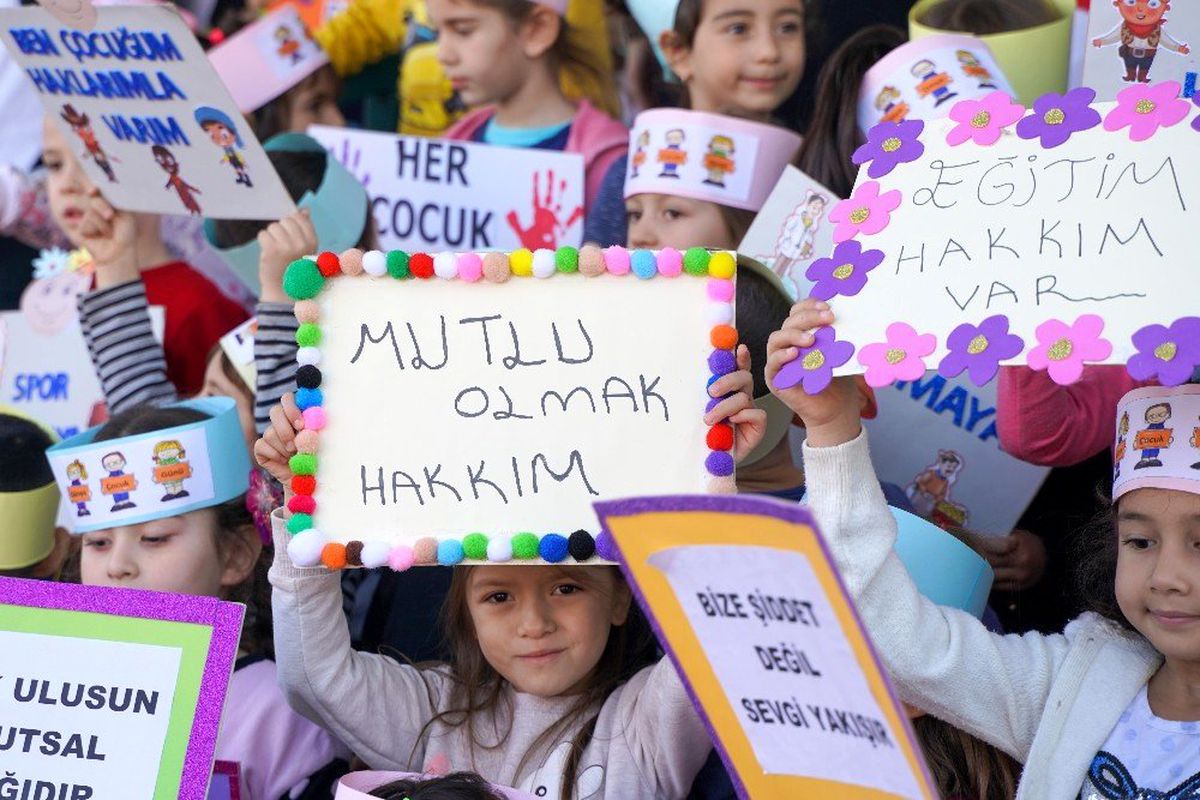 Muratpaşalı minikler, haklarını pankartlarla gösterdi