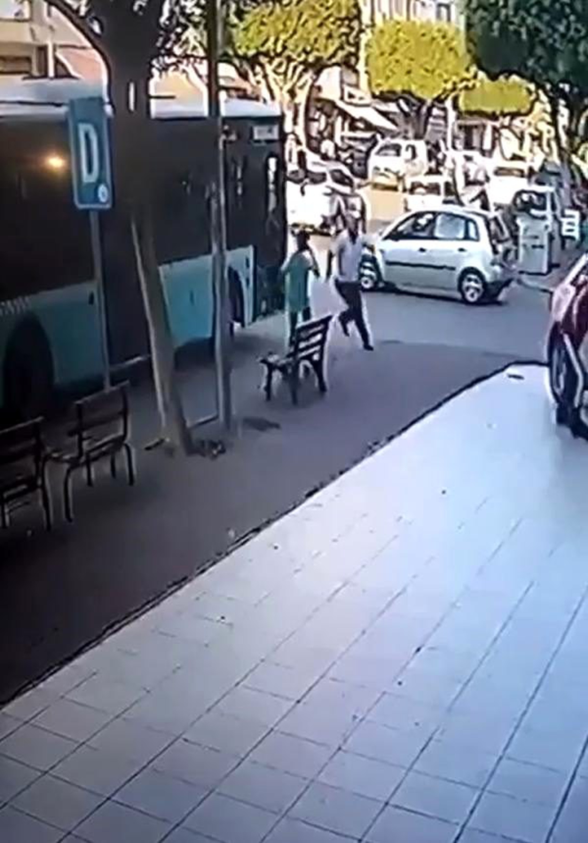 Otobüs şoförü aracına asılan patenli çocuğu dövdü, esnaf da onu darbetti
