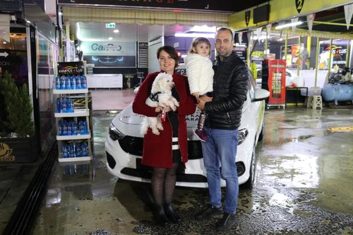 Otomobilin koltuğunu kirleten köpekleri, ikinci otomobil sahibi yaptı