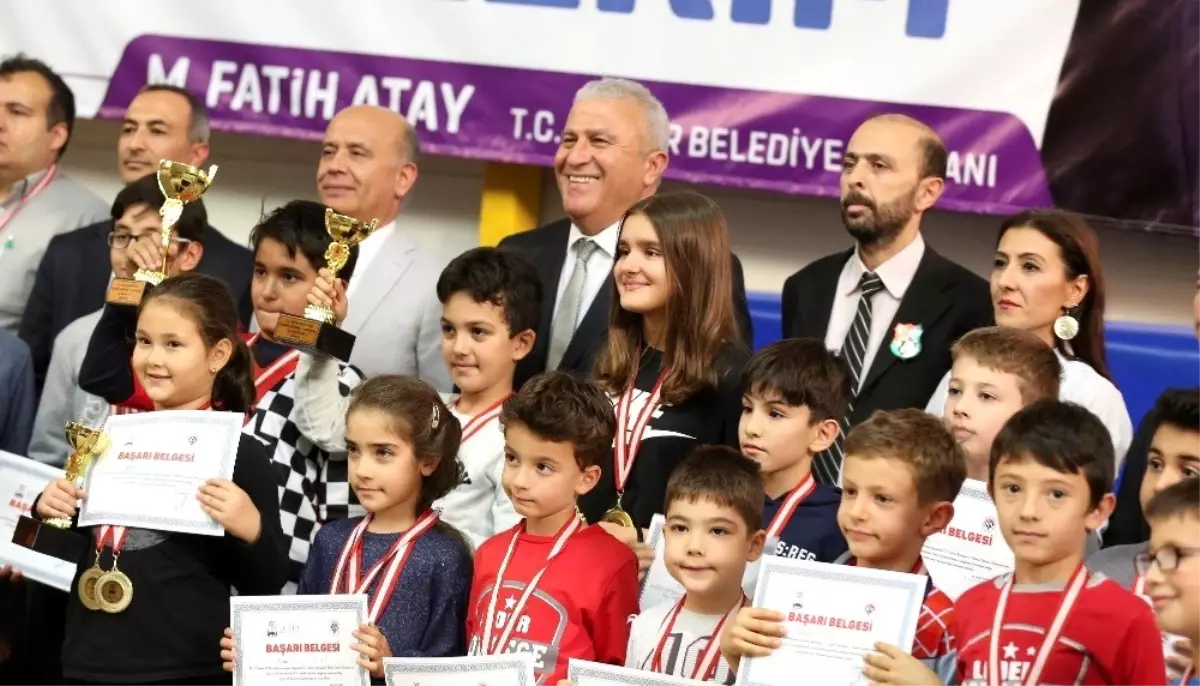 Satranç şampiyonlarına kupa ve madalya