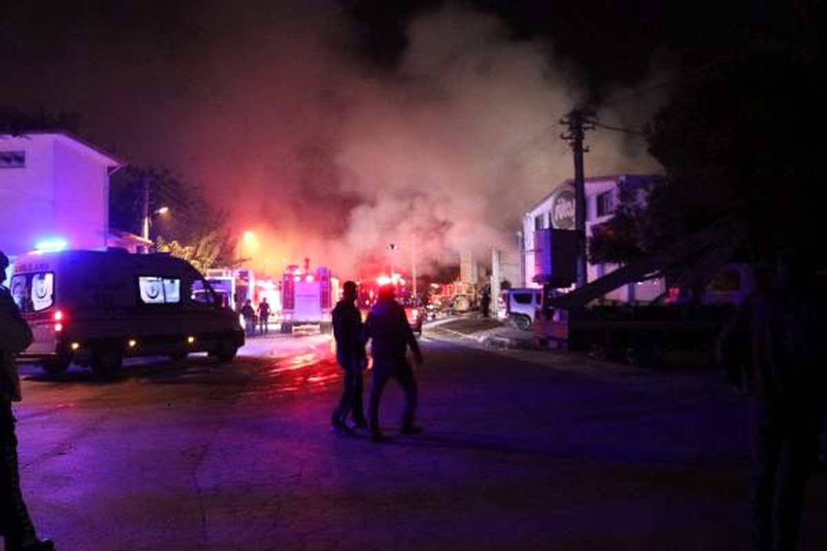 Tamirhane yangınında 13 araç zarar gördü
