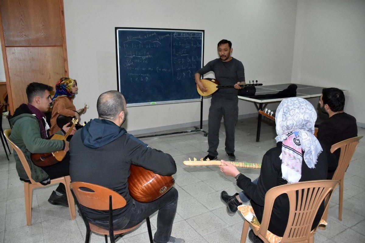 Tatvan Belediyesinin açtığı bağlama kursuna yoğun ilgi