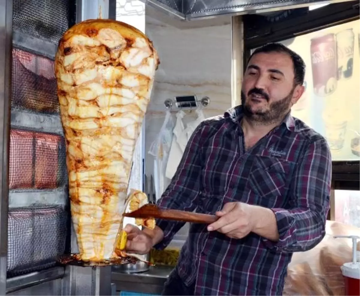 Tavuğu yakalamak isteyen dönerci sandalyeden düştü