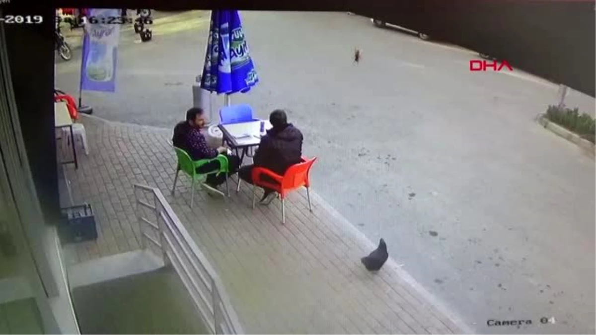 Tavuğu yakalamak isteyen dönerci sandalyeden düştü