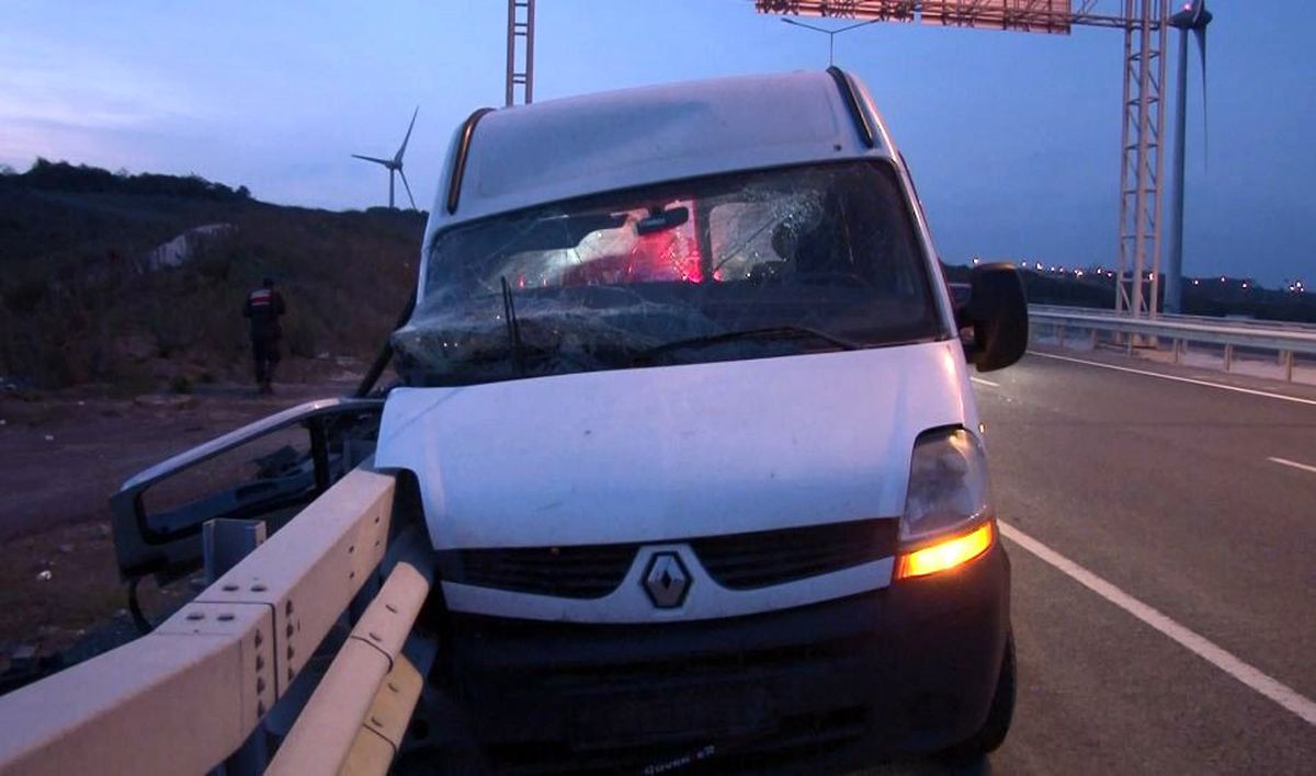 Ticari araç bariyerlere ok gibi saplandı: 3 yaralı