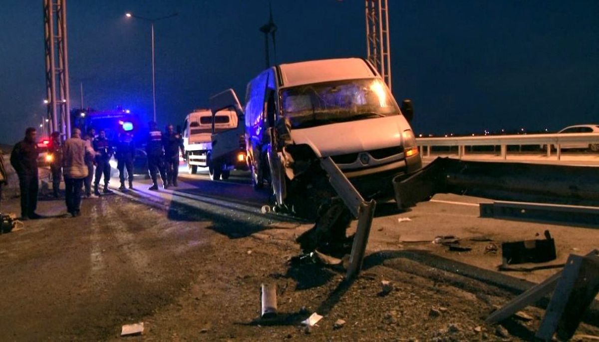 Ticari araç bariyerlere ok gibi saplandı: 3 yaralı