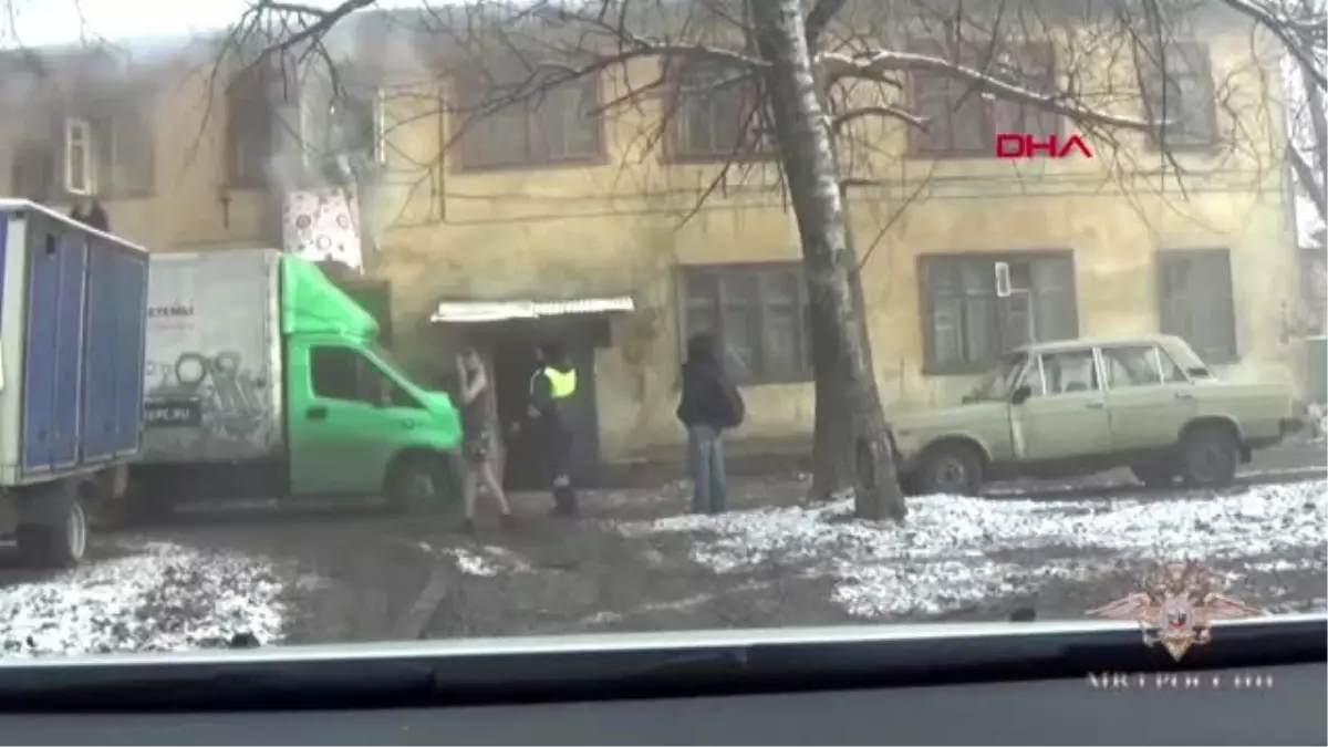 Trafik polisinin getirdiği kamyonetle yangından kurtuldular