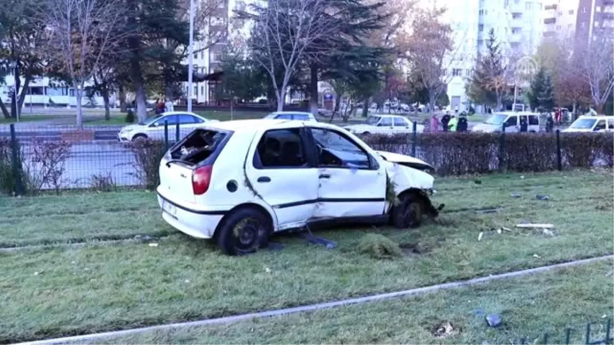 Tramvay yoluna giren otomobil seferleri aksattı