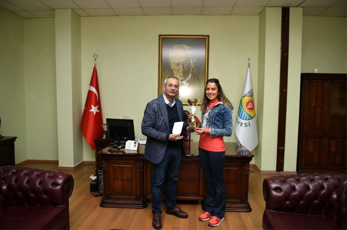 Başkan Bozdoğan, Tarsuslu Milli Atlet Karataş\'ı tebrik etti