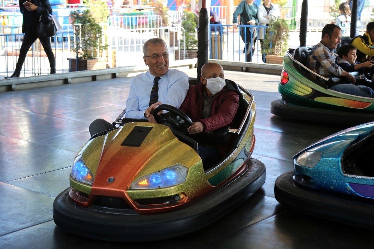 Başkan Tarhan, lösemili çocuklarla lunaparkta eğlendi