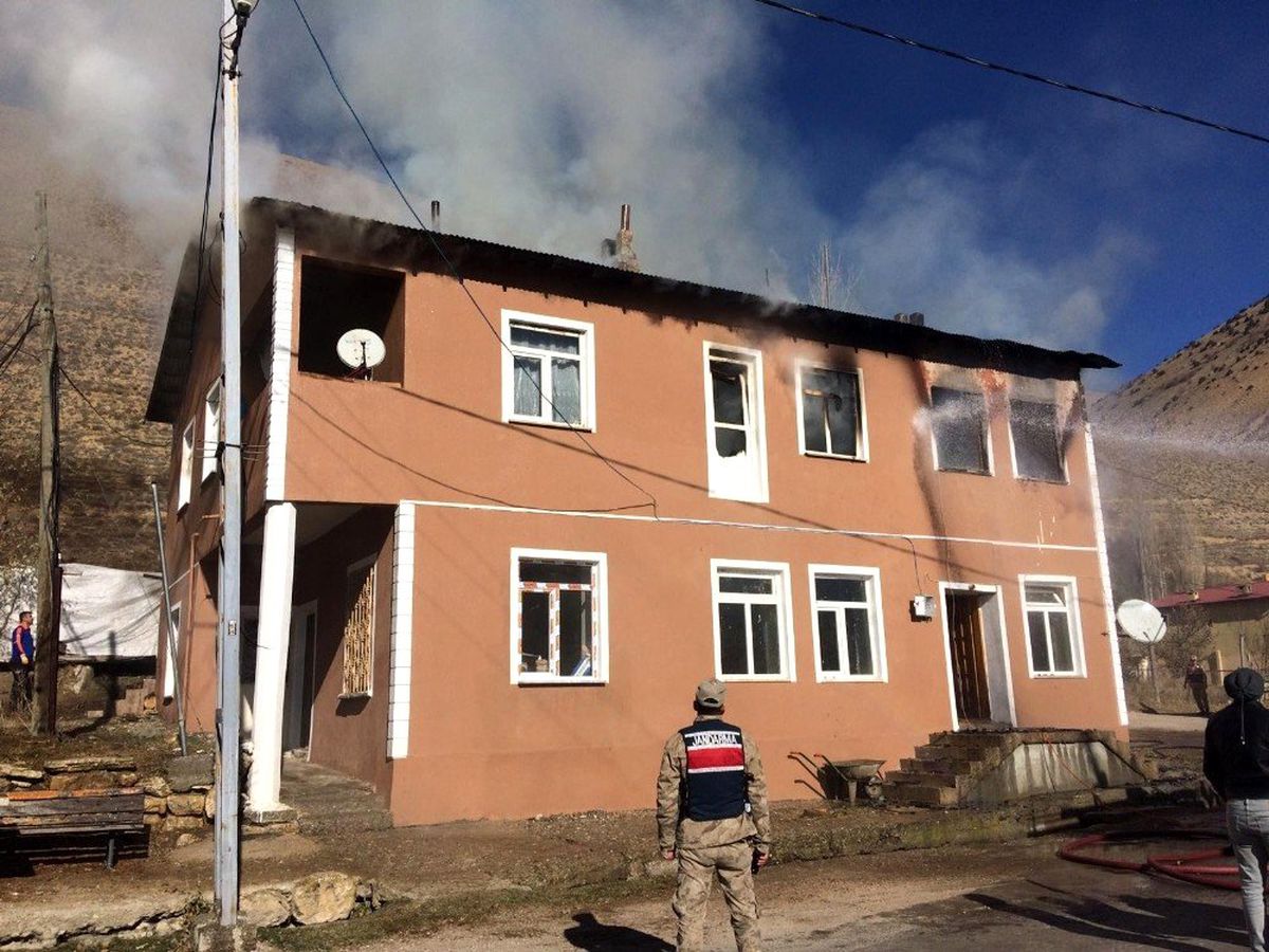 Bayburt\'ta yangında hayatını kaybeden 3 kişinin cesedi evden çıkarıldı