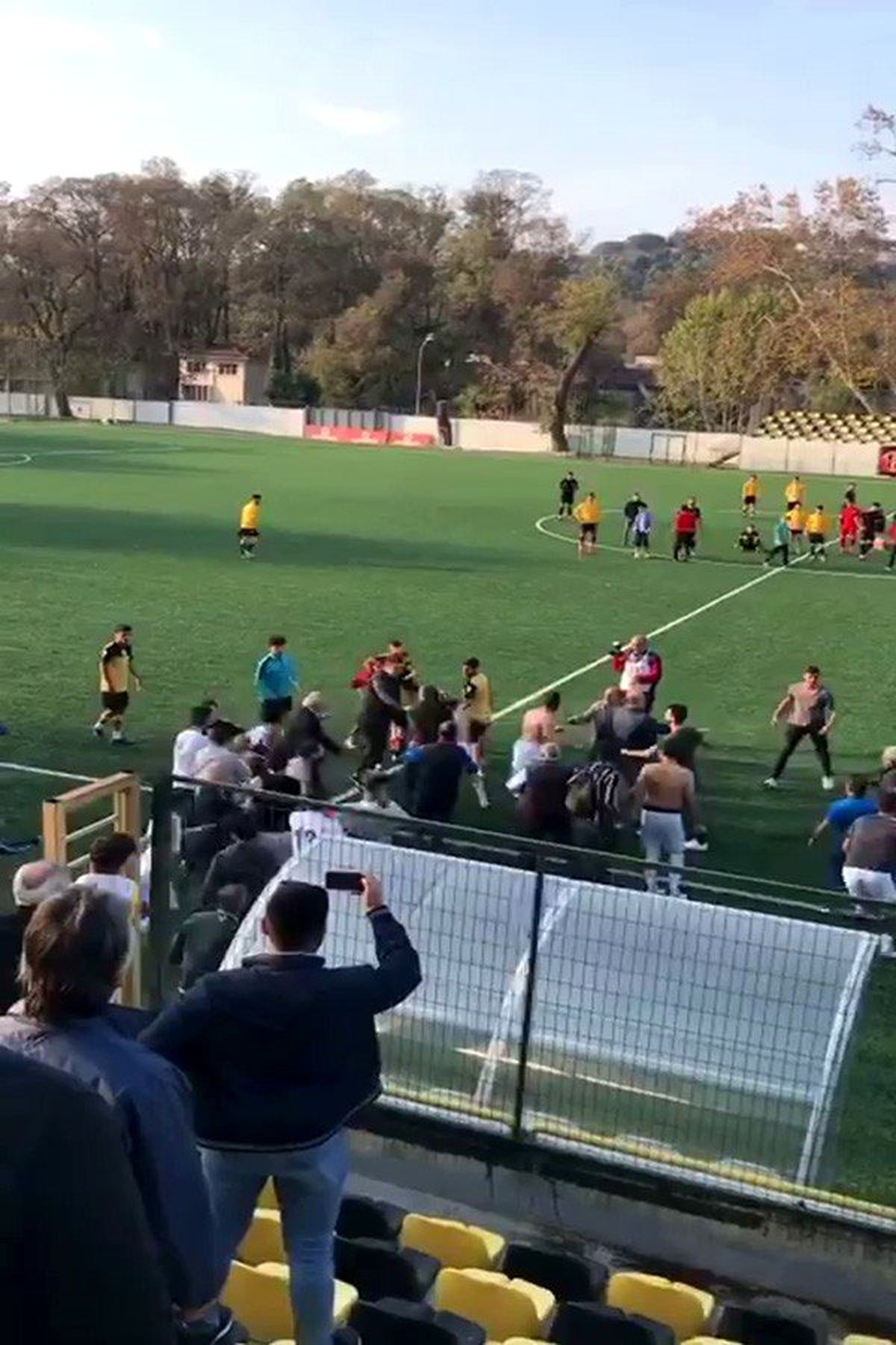 Beykoz\'da amatör maçta tekme ve yumruklu kavga kamerada