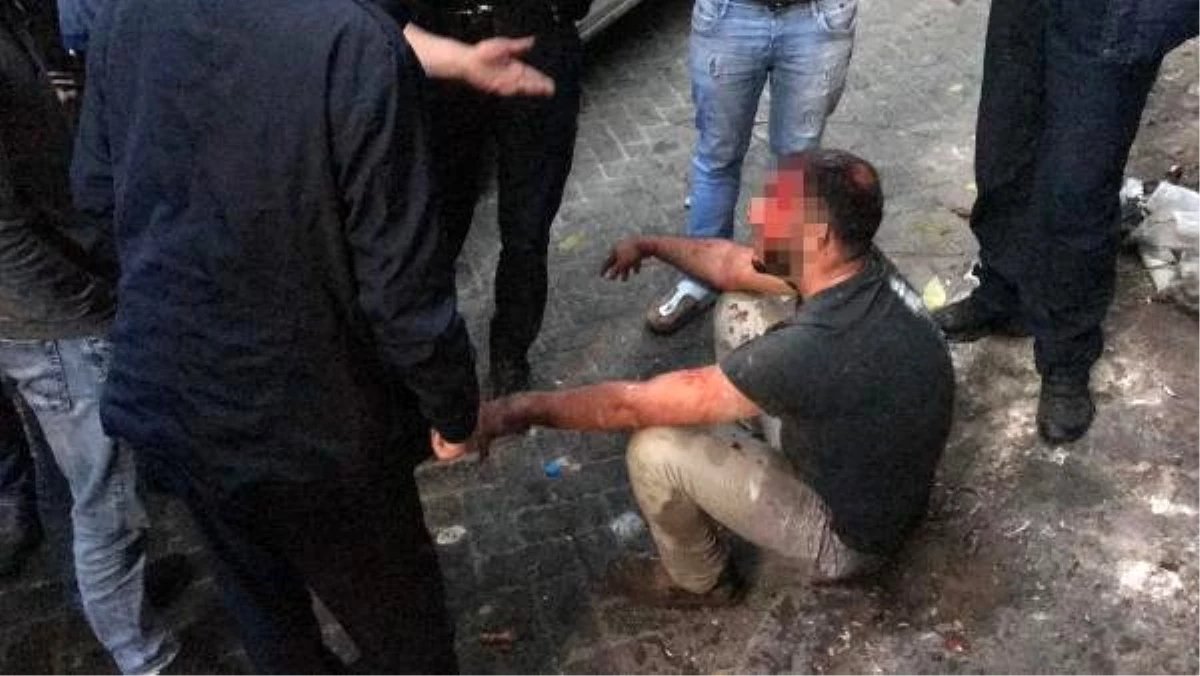 Beyoğlu\'nda çocukları taciz ettiği iddia edilen adam, mahalleli tarafından dövüldü
