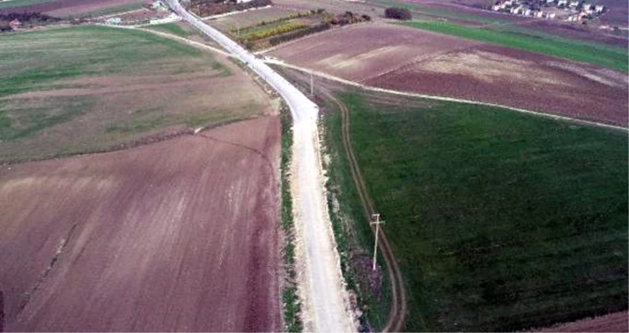 Çatalca-Büyükçekmece ilçeleri arasında bağlantı sağlayan yol, mahkeme kararıyla asfalttan tarlaya çevrildi