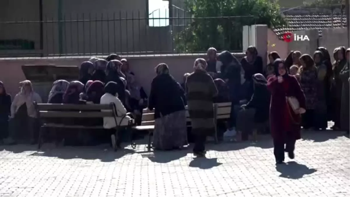 Cezaevi firarisinin öldürdüğü eşi toprağa verildi