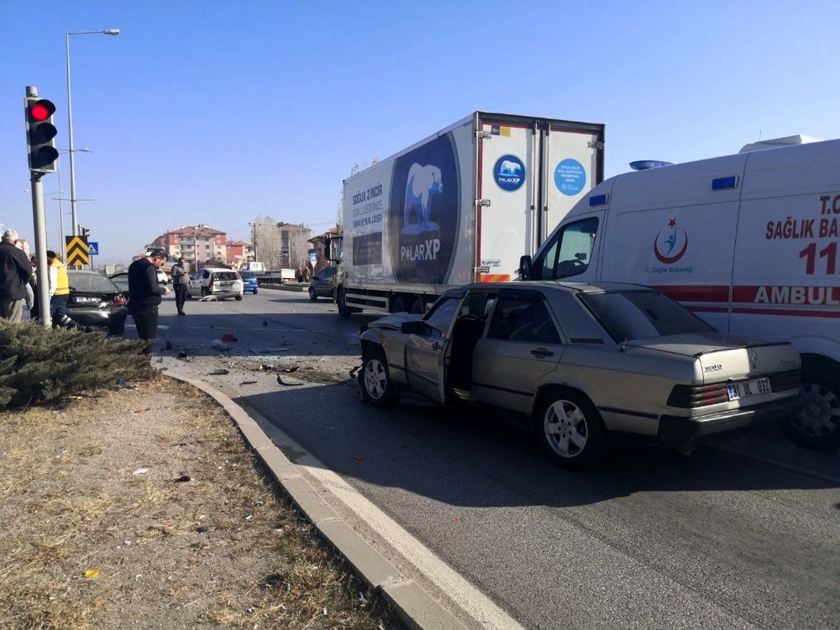Çorum\'da zincirleme trafik kazası: 2 yaralı