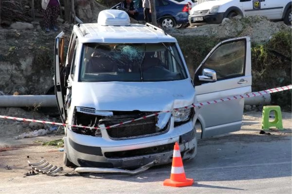 Denizli\'de minibüs devrildi: 1 ölü, 4 yaralı