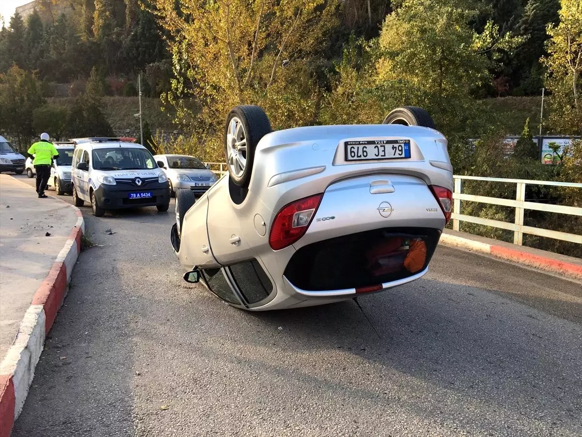 Devrilen otomobilden yara almadan kurtuldu