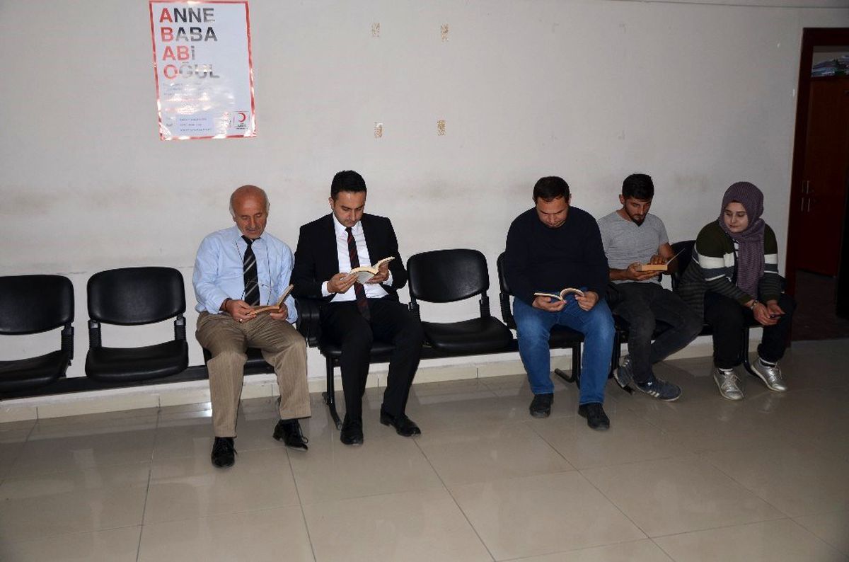 Duruşma saatini kitap okuyarak bekliyorlar