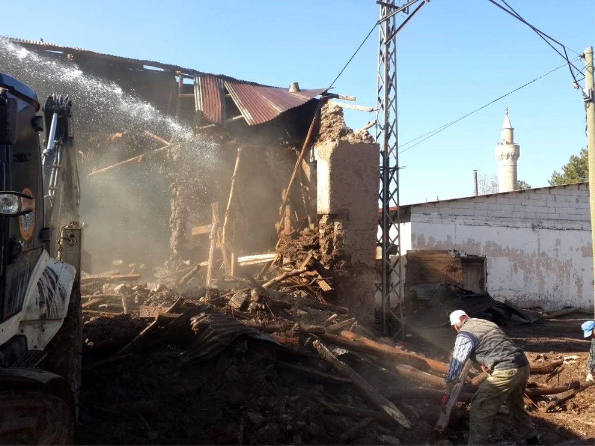 Elazığ\'da 20 metruk yapı yıkıldı