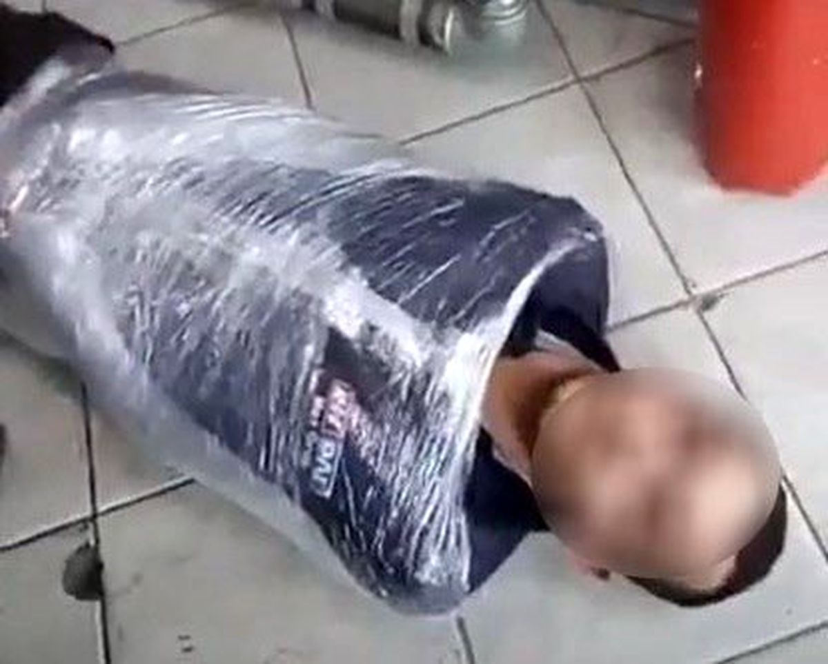 Engelli genci kendi isteği ile streç filme sarmışlar