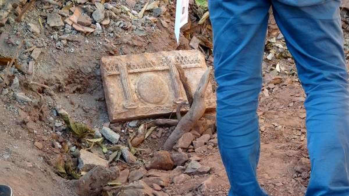 Evinin bahçesinde Roma döneminden kalma taş buldu