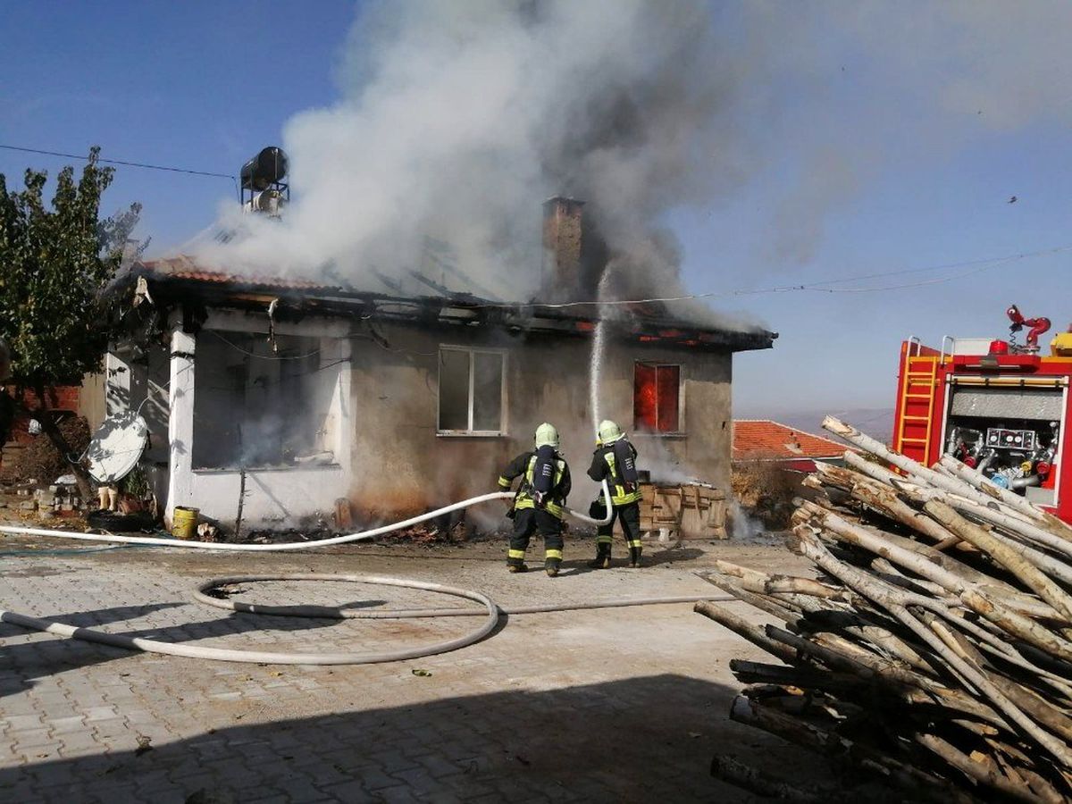 Genç kadını alevlerin arasından itfaiye kurtardı