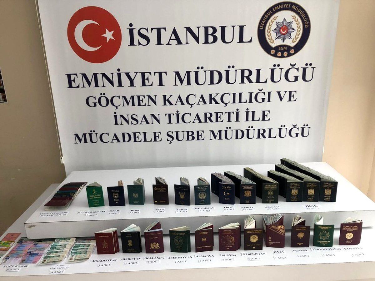 Havalimanında yabancı uyruklu kişileri yasa dışı yollardan Türkiye\'ye sokan 3 pasaport polisi ve 1...