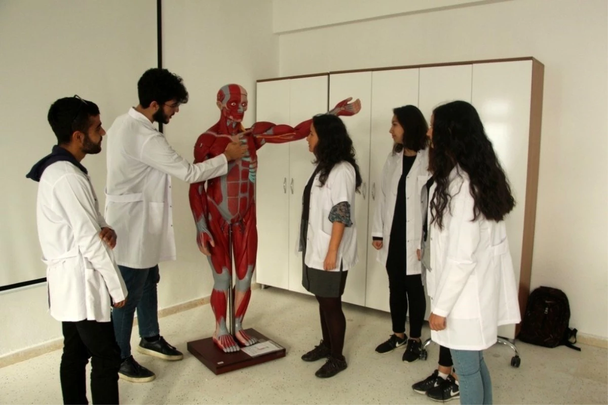 Hemşirelik Bölümü öğrencileri \'Anatomi Laboratuvarı\'nda geleceğe hazırlanıyor