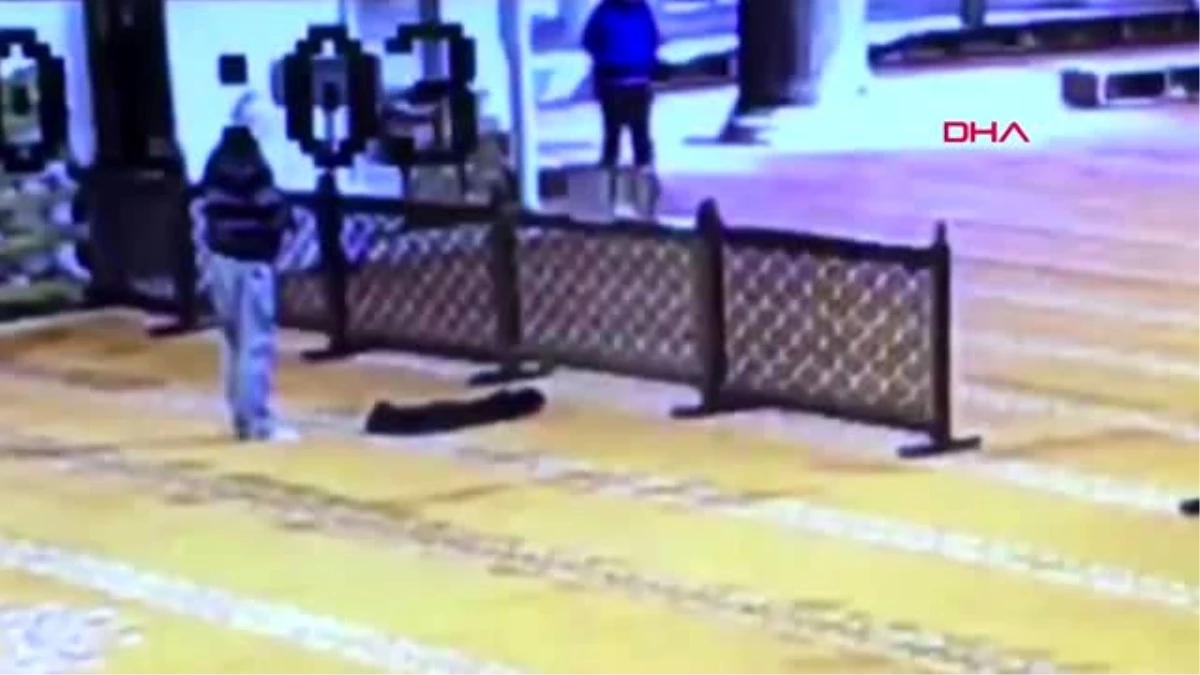 İstanbul-sultanahmet ve süleymaniye camii\'lerinden ayakkabı çalan şüpheli kamerada