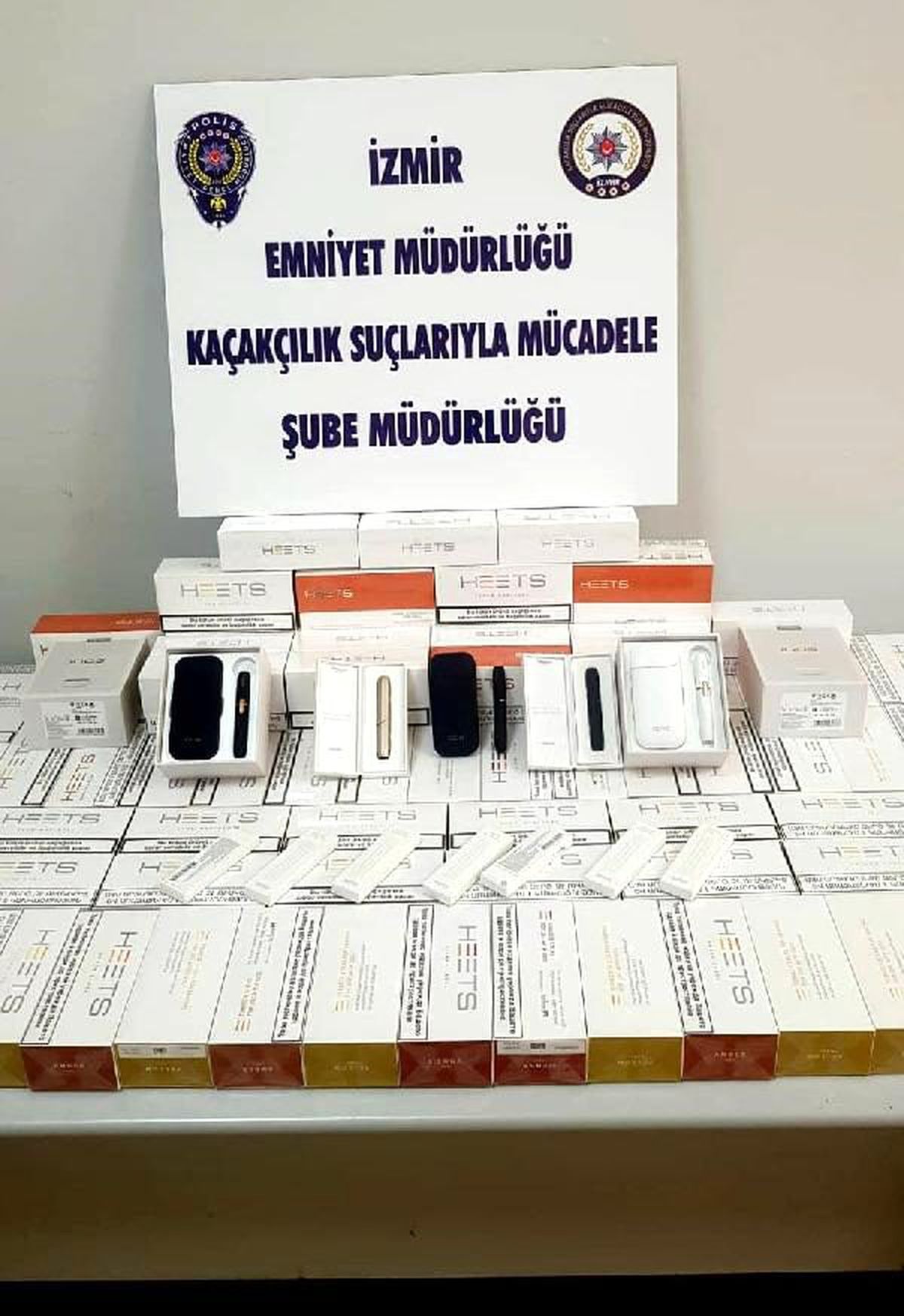 İzmir\'de, gümrük kaçağı akıllı telefonlar ele geçirildi