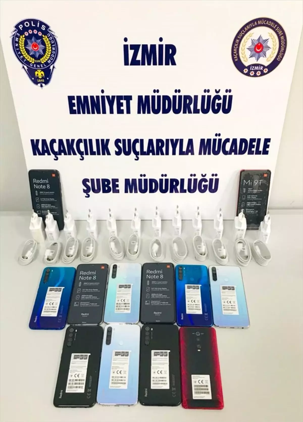 İzmir\'de kaçak cep telefonu operasyonu