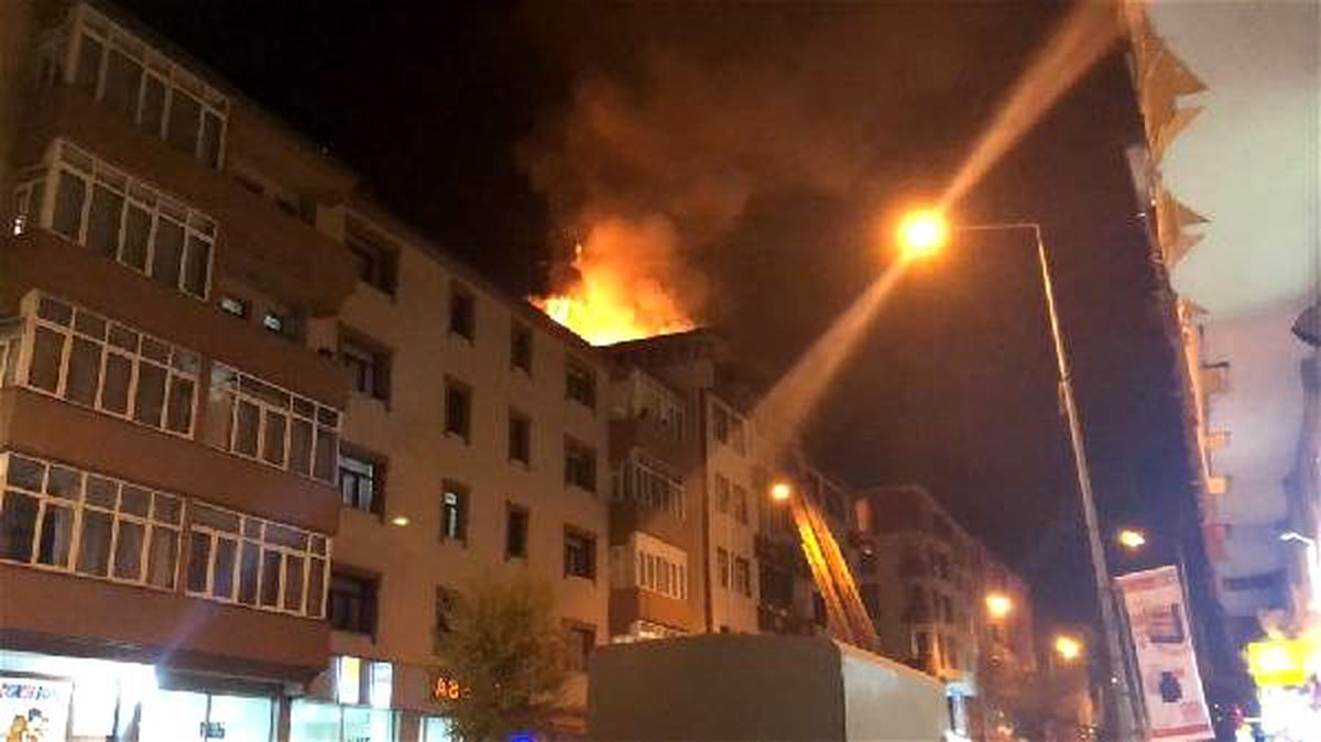 Kars\'ta, apartmanın çatı katında çıkan yangın panik yarattı